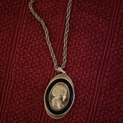 Vintage 1975 Avon Silhouette Greek Cameo Pendant Necklace Goldtone & Black