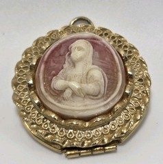 Vintage Faux Cameo Locket Mona Lisa Gold Tone & Pink Dimensional ~1 1/8″