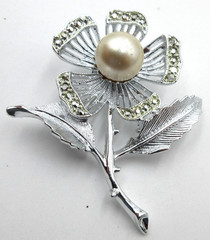 VTG 1940s 1950s BIG SIGNED SARAH / COVENTRY Brooch Pin silver tone faux pearl