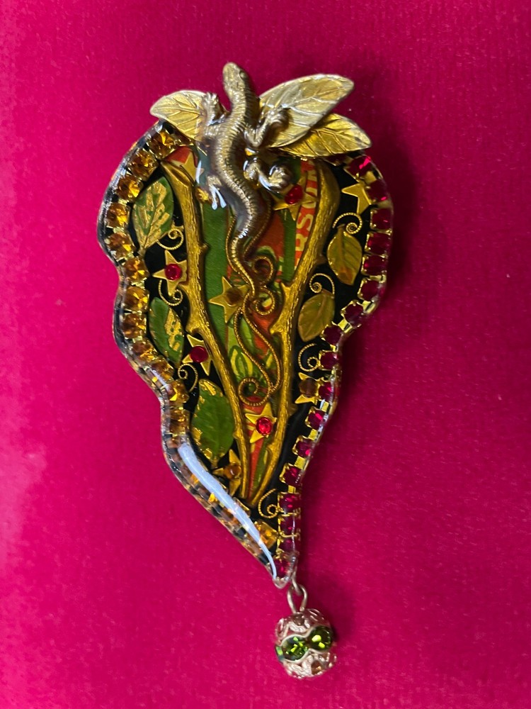Vtg 1990 John Wind Maximal Art Lizard Jungle Brooch Resin Assemblage Pin Charm