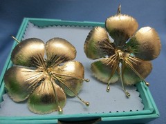 Vtg 80s Runway Couture Large Gold Tone Metal Earrings Daysy Flush Flower