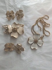 Vintage Trifari White Enamel Flower Jewelry Lot Brooch Necklace Pendant Earrings