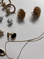 VINTAGE COSTUME JEWELRY 7 PAIRS Of Earrings, Necklace Assorted Gold Lot