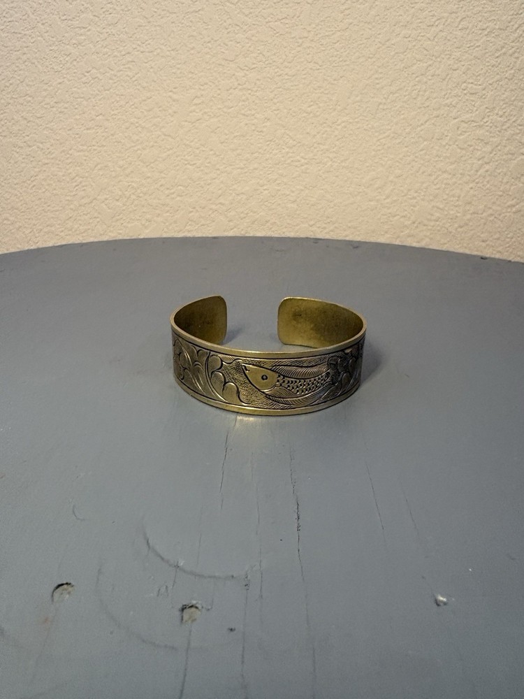 brassy gold tone fish design bangle bracelet