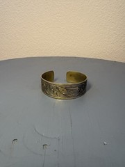 brassy gold tone fish design bangle bracelet