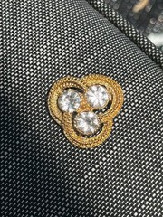 Gold tone brooch with large rhinestones – Vintage Pin