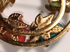 Vintage Sarah Coventry Gold tone Ivy Leaf Pebble stone Wreath style Brooch Pin