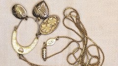 Vtg Gold Tone Locket Pendant Necklace & 28″ chain – 3 Sm Pendants on holder 1928