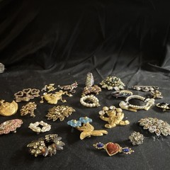 Vintage 23pc Mixed Lot Brooches & Pins Rhinestone Faux Pearl Enamel color stones
