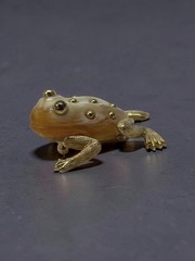Vintage Crown Trifari Brushed Gold Tone Peach Cream Lucite Frog Brooch
