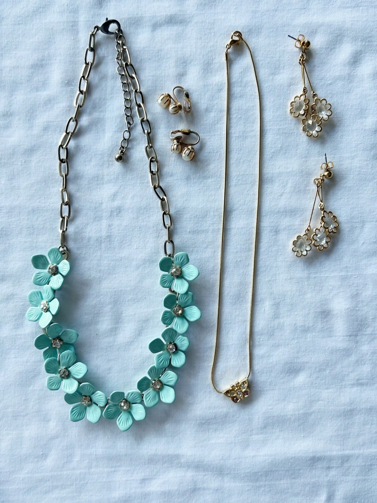 Jewelry Lot 4pc Mint Green Floral Statement Necklace Avon Pearl Daisy