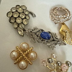 Vintage To Now Lot Of 18 Unsigned (1 signed) Gorgeous Brooch & Pin