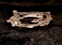 VINTAGE SIGNED MAS J SILVER PLATED ON PEWTER FLORAL CIRCULAR BROOCH.