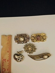 5 Brooches Vintage One Signed AAi