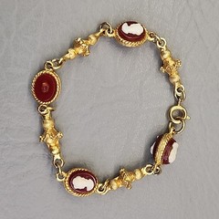 Vintage Cameo Bracelet Linked Gold Tone Chain Resin Missing One 6.25″