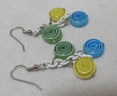 Vtg Green Yellow Blue Bull’s-Eye Inlaid Plastic Disks White Chain Dangle Earring