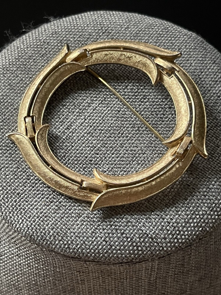 Vintage Brooch Pin Wreath Gold Tone Cocktail Career Office Business Retro