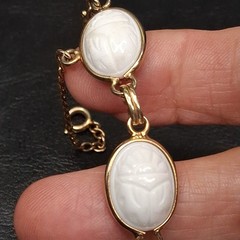 Vintage Egyptian Revival Carved Milkglass Scarab Link Bracelet Gold Tone. 18.334
