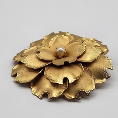 Beautiful bold 3D goldtone faux pearl flower brooch pin whimsical corsage bridal