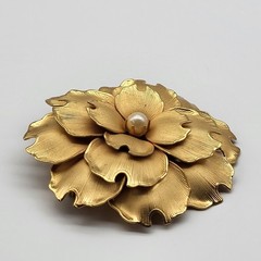 Beautiful bold 3D goldtone faux pearl flower brooch pin whimsical corsage bridal