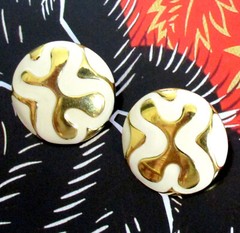 VTG RUNWAY MONET 80s MODERNIST EARRINGS CREAM ENAMEL ABSTRACT GOLD DESIGN POST