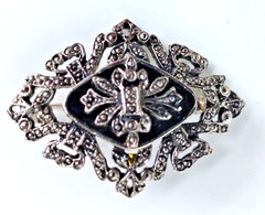 Elegant Vintage-Style Fashion Brooch, Silver Tone Floral Design. 1.5″