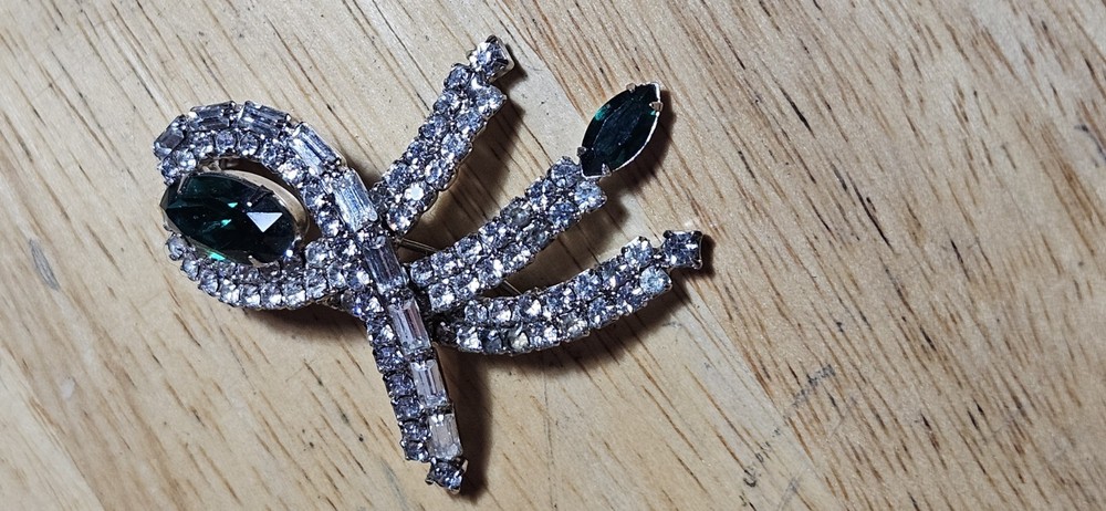 Vintage Schreiner White And Green Rhinestone Art Glass Brooch Unsigned