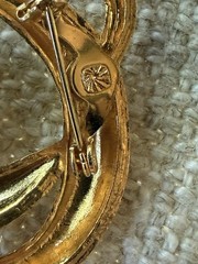 VINTAGE AAI CLASSIC GOLD KNOT WITH FAUX PEARL BROOCH PIN