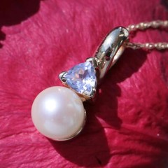 14k yellow gold pendant 6.7mm Akoya cultured pearl 0.24ct tanzanite 1.75g