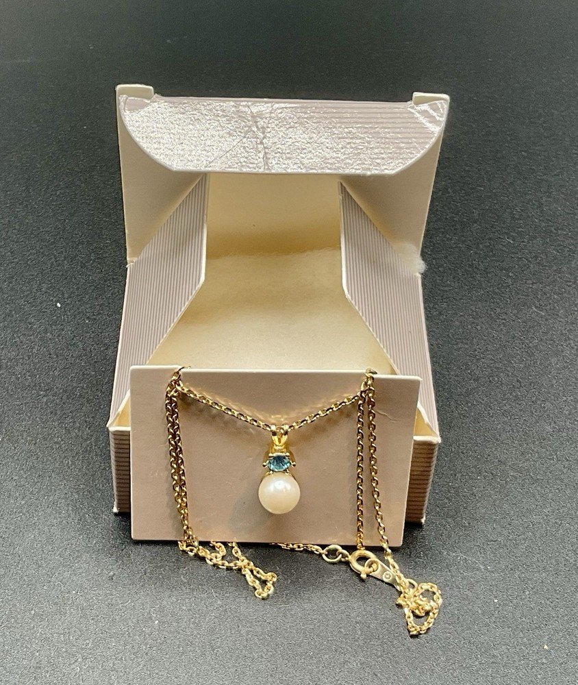 Vintage Avon March Birthstone Simulated Aquamarine Gold Tone Pendant Necklace