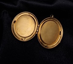 Vintage 1970s-1980s Gold-Tone Floral Locket Pendant
