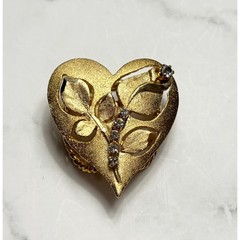 Vintage Textured Gold-Tone Heart Scarf Clip with Rhinestone Accents
