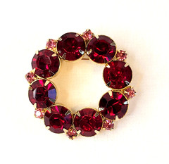Berry Red/Pink Rhinestone Brooch Gold tone Vtg Unsigned Pin MCM Jewelry 1.5″
