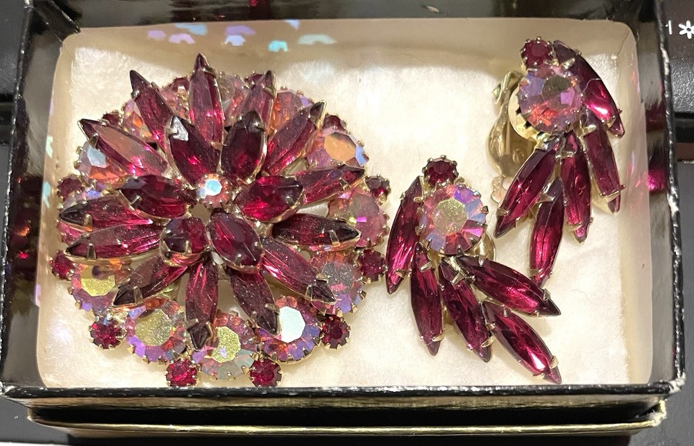 Vtg Prongset Red & Pink AB Rhinestones Gold Tone Brooch Pin & Clip Earrings