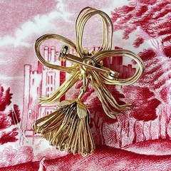 Vtg 1980s Christmas Bow W/ Bell – Gold Tone – Red & Green Rhinestones – 1”x2.5”