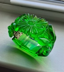 Vintage Chunky Daisy Carved Green Apple Juice Prystal Bakelite Clamper Bracelet