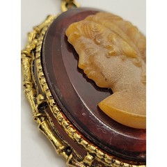 Vintage Left Facing Cameo Pendant Necklace Embossed Cable Chain Rootbeer Acrylic