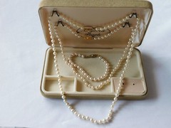 Vintage Mayorca Faux Pearls Set Bracelet 7″ Necklace 18″ an 23″ Original Box