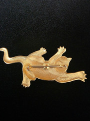 Vintage JJ 1988 Gold‑Tone Climbing Cat Brooch – Whimsical Figural Animal Pin