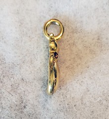 KIS – GOLDTONE SITTING CAT AMBER ACRYLIC RHINESTONE PENDANT – 1″ NO CHAIN