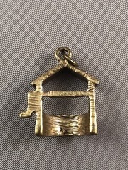 (1065) No Brand Jewelry Dainty And Detailed Brass Wishing Well Pendant Charm