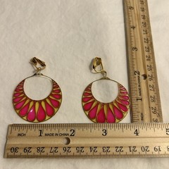 Vintage hot pink hoop earrings Gold wire teardrop petals round MOD groovy hoops
