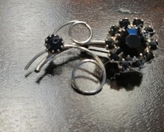 Vintage Jet Black Rhinestone Silver Tone Flower Ladies Brooch Pin