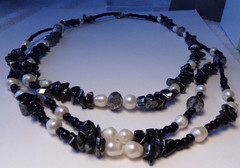 VTG ARTIST 3 STRAND ASYMMETRICAL LUSTROUS PEARL BLACK STONE BEADED NECKLACE 20″