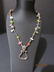 VTG. STYLE POLISHED GLASS STONES & METAL BEADS WITH PENDANT APPROX 28″
