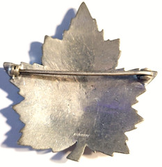 VINTAGE STUNNING CRYSTAL MAPLE LEAF SIGNED ANTHONY PIN BROOCH