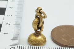 ANTIQUE ENGLISH GOLD AGATE SEAL FOB / CHARM ‘SJT’ c1860