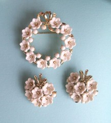 Vintage Lisner White Thermoset Flowers Clip-On Earrings & Pin or Brooch Set