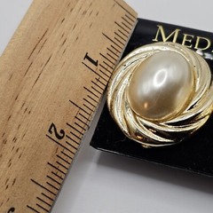 MEDICI VINTAGE NIP STATEMENT CLIP ON EARRINGS Faux Pearl GOLD TONE