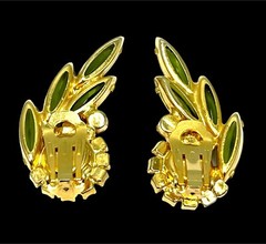 1962 JULIANA D&E EMERALD RHINESTONE MEDALLION DANGLES NECKLACE EARRINGS SET BOOK